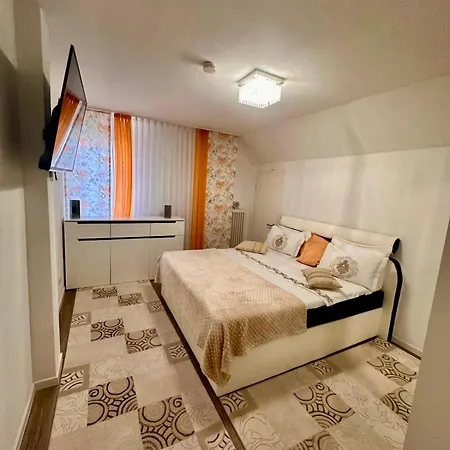 Central Buhl Apartment شقة *